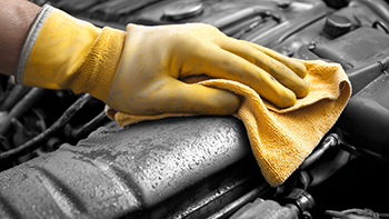 Sgrassaggio di parti meccaniche